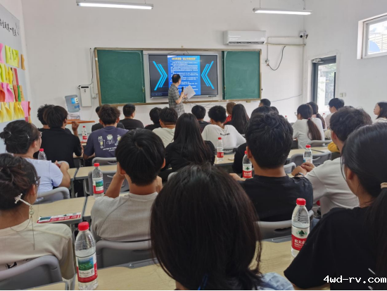 南京工业大学副教授走进邳州东方学校36.png 南京工业大学副教授走进邳州东方学校36.png