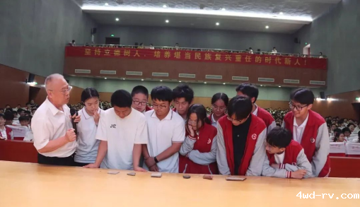 弘扬科学精神 培育时代新人567.png